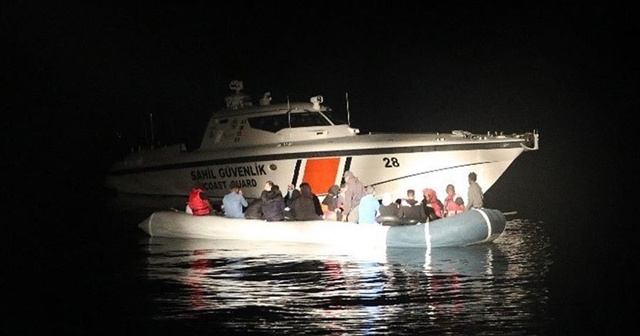 Balıkesir&#039;de Türk kara sularına itilen 32 düzensiz göçmen kurtarıldı