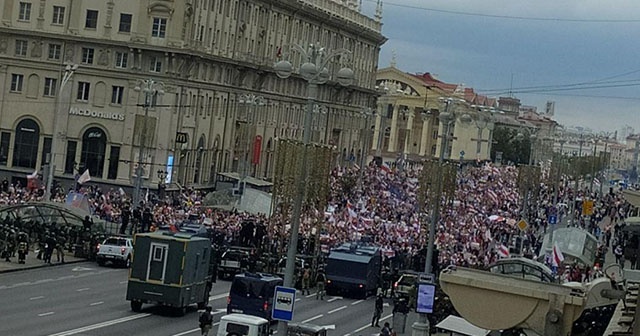 Belarus&#039;ta devam eden protestolara polis engeli