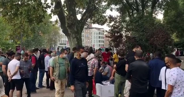 Beyazıt’ta ikinci el telefon almak isteyenler korona virüs tedbirlerini hiçe saydı