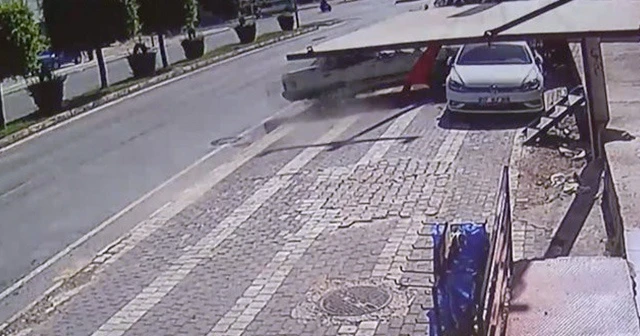 Bisikletli çocuğa çarpmamak için ölümden döndü