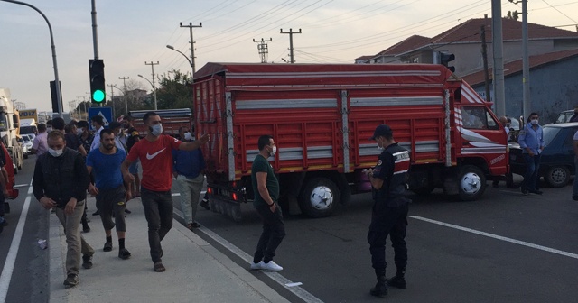 Bisikletli çocuğa kamyon çarptı, mahalleli yolu kapatarak tepki gösterdi