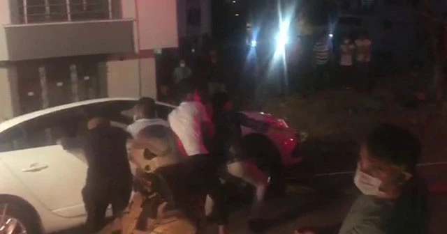 Canlarını hiçe saydılar, düşmek üzere olan aracın tuttular