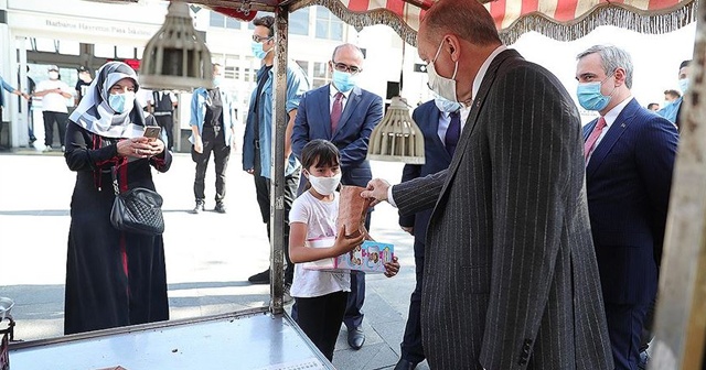 Cumhurbaşkanı Erdoğan vatandaşlara kestane ikram etti