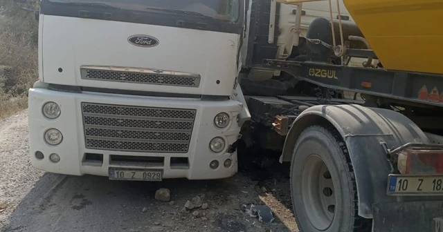 Dar virajdan aynı anda geçmeye çalışan tırlar kafa kafaya çarpıştı: 2 yaralı