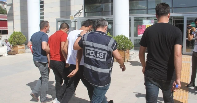 Darp ettikleri şahsın 4 bin 850 TL'sini gasp eden 2 şüpheli yakalandı