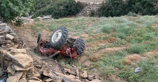 Devrilen traktörün altında kalan genç sürücü ağır yaralandı