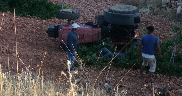 Devrilen traktörün altında kalan sürücü hayatını kaybetti