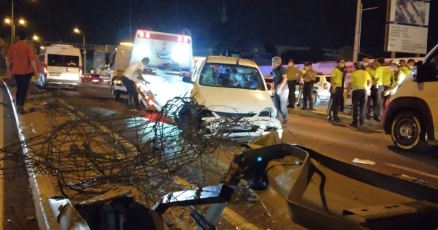 Direksiyon hakimiyetini kaybetti, karşı şeride uçtu, 3 araç birbirine girdi