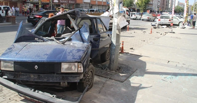 Direksiyon hakimiyetini kaybetti, park halindeki araçları biçti