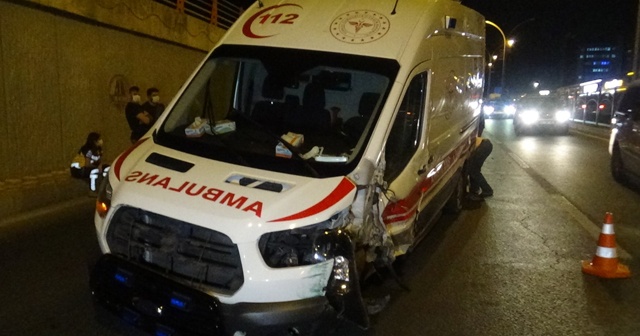 Diyarbakır&#039;da ambulans kaza yaptı: 3 yaralı