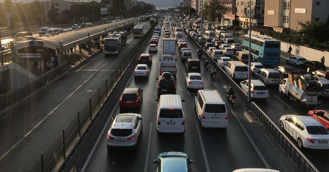 E-5&#039;te okulların açıldığı ilk gün trafik yoğunluğu oluştu