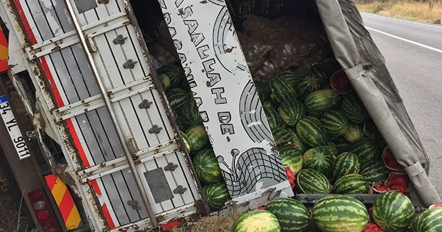 Edirne'de karpuz yüklü kamyon devrildi