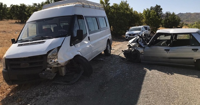 Elazığ&#039;da minibüs ile otomobil çarpıştı: 1’i ağır 6 yaralı