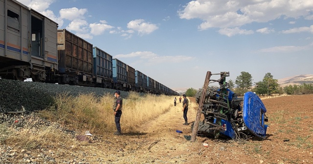 Elazığ&#039;da trenin çarptığı traktörün sürücüsü hayatını kaybetti