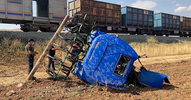 Elazığ&#039;da trenin çarptığı traktörün sürücüsü hayatını kaybetti