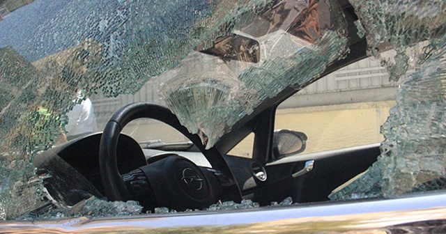 Eline demir levyeyi alan kadın 21 aracın camını kırdı
