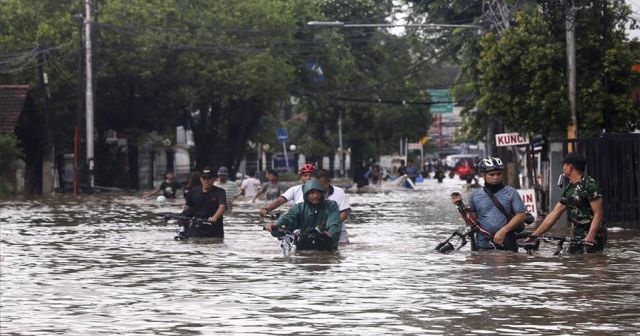 Endonezya&#039;da şiddetli yağışlar hayatı felç etti