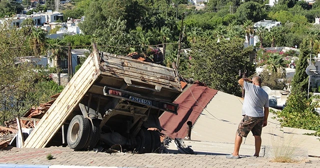 Ev salçası yaparken evinin çatısından içeri kamyon girdi