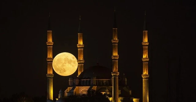 Fotoğraf tutkunları minareler arasında dolunayı ölümsüzleştirdi