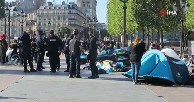 Fransa&#039;da evsiz göçmenlere polis müdahalesi