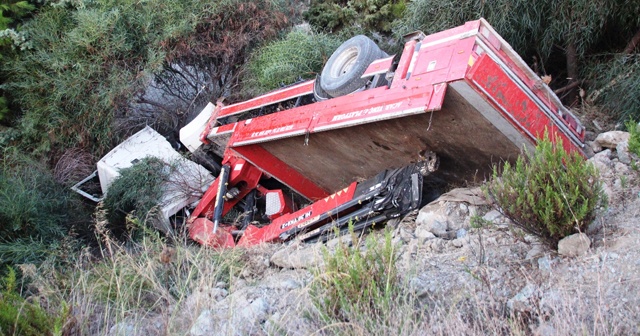 Freni boşalan vinç otomobili ezdi, şarampole uçtu