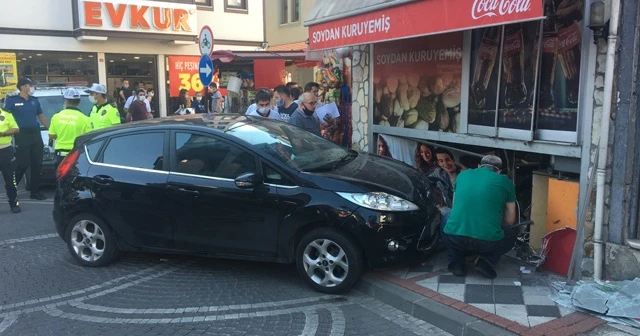 Gaz yerine frene bastı, dükkana girdi: 1 yaralı