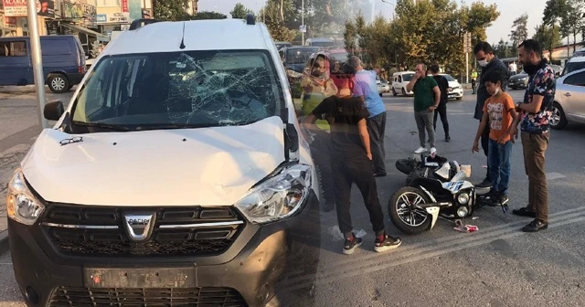 Hafif ticari araç, elektrikli bisiklet ile çarpıştı, 2 kişi yaralandı