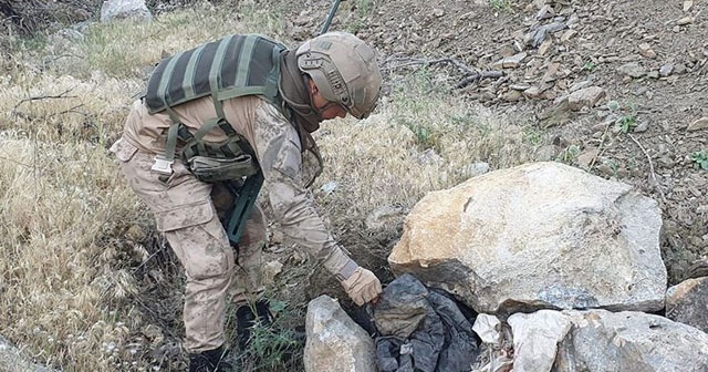 Hakkari'de PKK'lı teröristlere ait patlayıcı düzenekleri ve mühimmat ele geçirildi