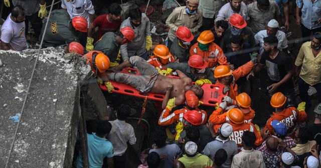 Hindistan&#039;da bina çöktü: 8 ölü