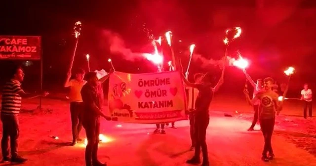 İlginç evlilik teklifi ‘sosyal mesafe’ cezasıyla bitti