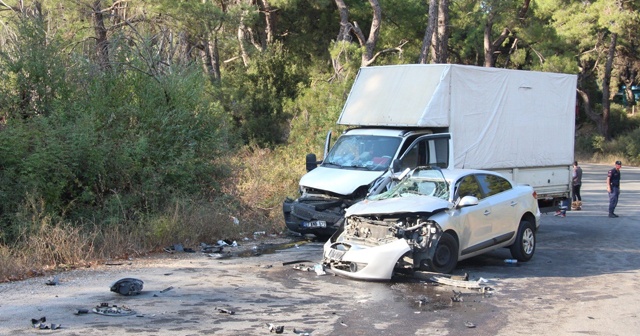 İşçileri taşıyan kamyonet ile otomobil çarpıştı: 19 yaralı