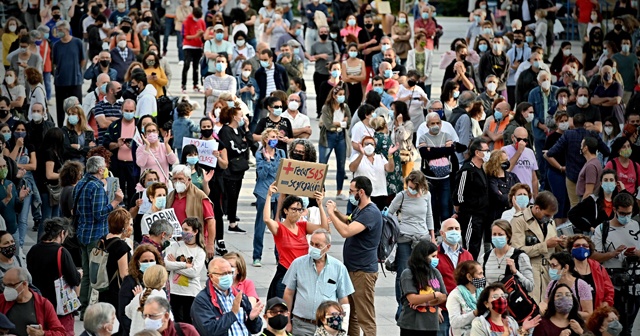 İspanya&#039;da koronavirüs karantinaları protesto edildi