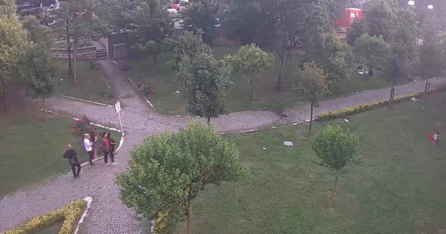 İstanbul’da parkta çocuğa hırsızlık yaptıran aile görünümlü çete kamerada