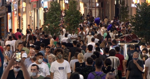 İstiklal Caddesi&#039;ndeki yoğunluk pes dedirtti