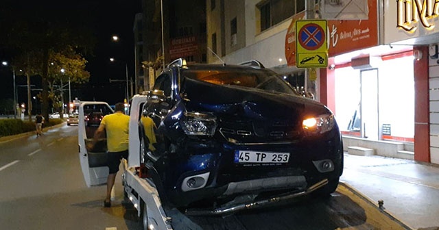 İzmir&#039;de iki otomobil çarpıştı: 4 yaralı