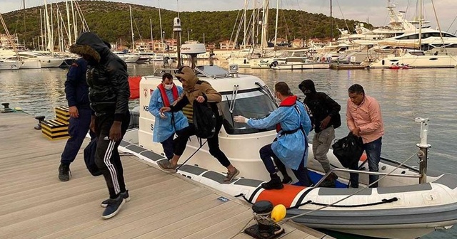 İzmir&#039;de Türk kara sularına geri itilen 10 sığınmacı kurtarıldı