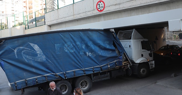 Kadıköy&#039;de kamyonun dorsesi köprü altına sıkıştı