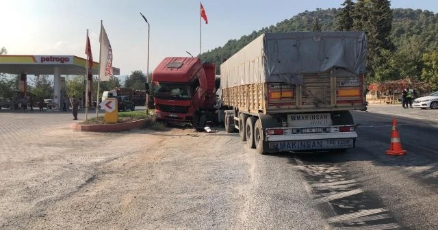 Kamyona çarpan tırın sürücüsü hayatını kaybetti
