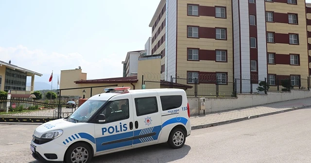 Karantinayı ihlal eden 2 kişi gezerken yakalandı