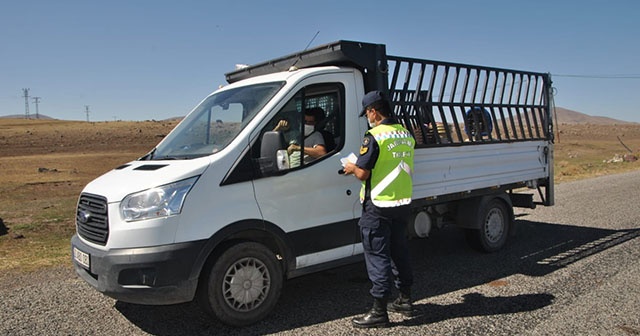 Kars’ta trafik kontrolleri devam ediyor