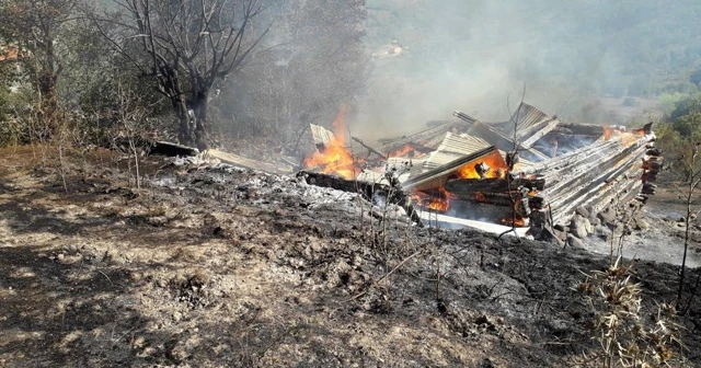 Kastamonu’da çıkan yangında 2 ev ve bir ambar kullanılamaz hale geldi