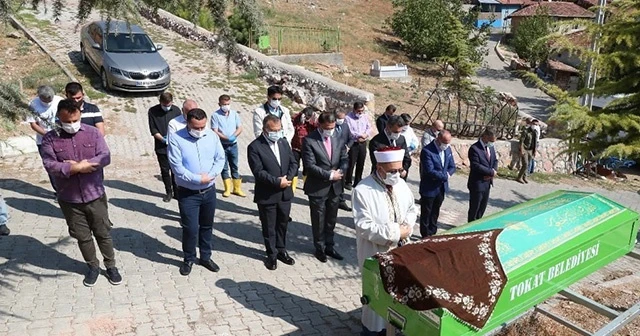 Kimsesiz kadını son yolculuğuna protokol uğurladı