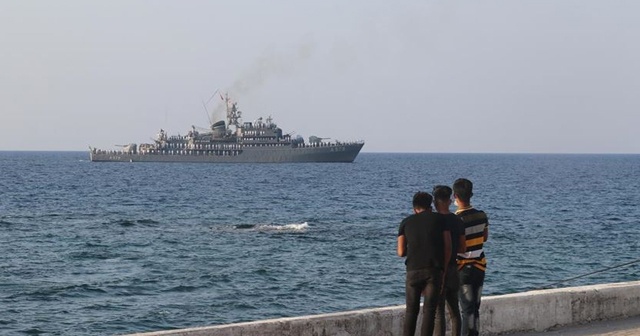 KKTC&#039;de askeri gemiler halkı selamladı