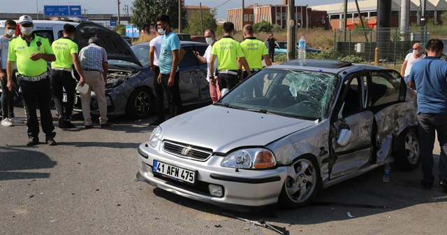 Kocaeli&#039;de 2 otomobil çarpıştı: 3 yaralı