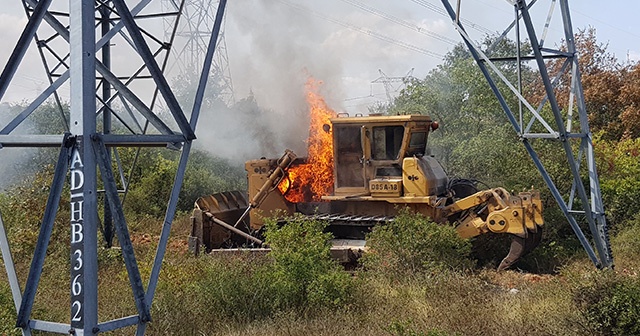 Kocaeli’de yanan iş makinesi ağaçlık alanı tutuşturdu