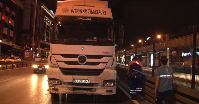 Kontrolden çıkan tır metrobüs bariyerlerine çarparak durabildi