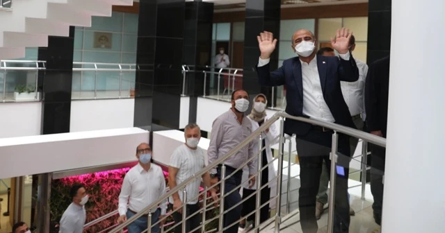 Korona virüsü yenen belediye başkanını alkışlarla karşıladılar