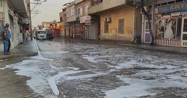 Koronavirüs korkusu yüzünden mahalleyi çamaşır sularıyla yıkadılar