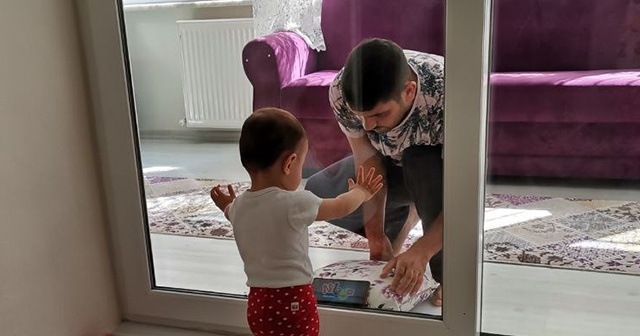 Koronavirüslü baba, 2 yaşındaki kızını camın arkasından seviyor