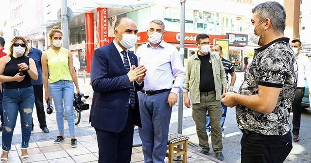 Kovid-19 nedeniyle hastanede yatan 80 yaşındaki kadın 72 saat içinde 5 düğüne gitmiş